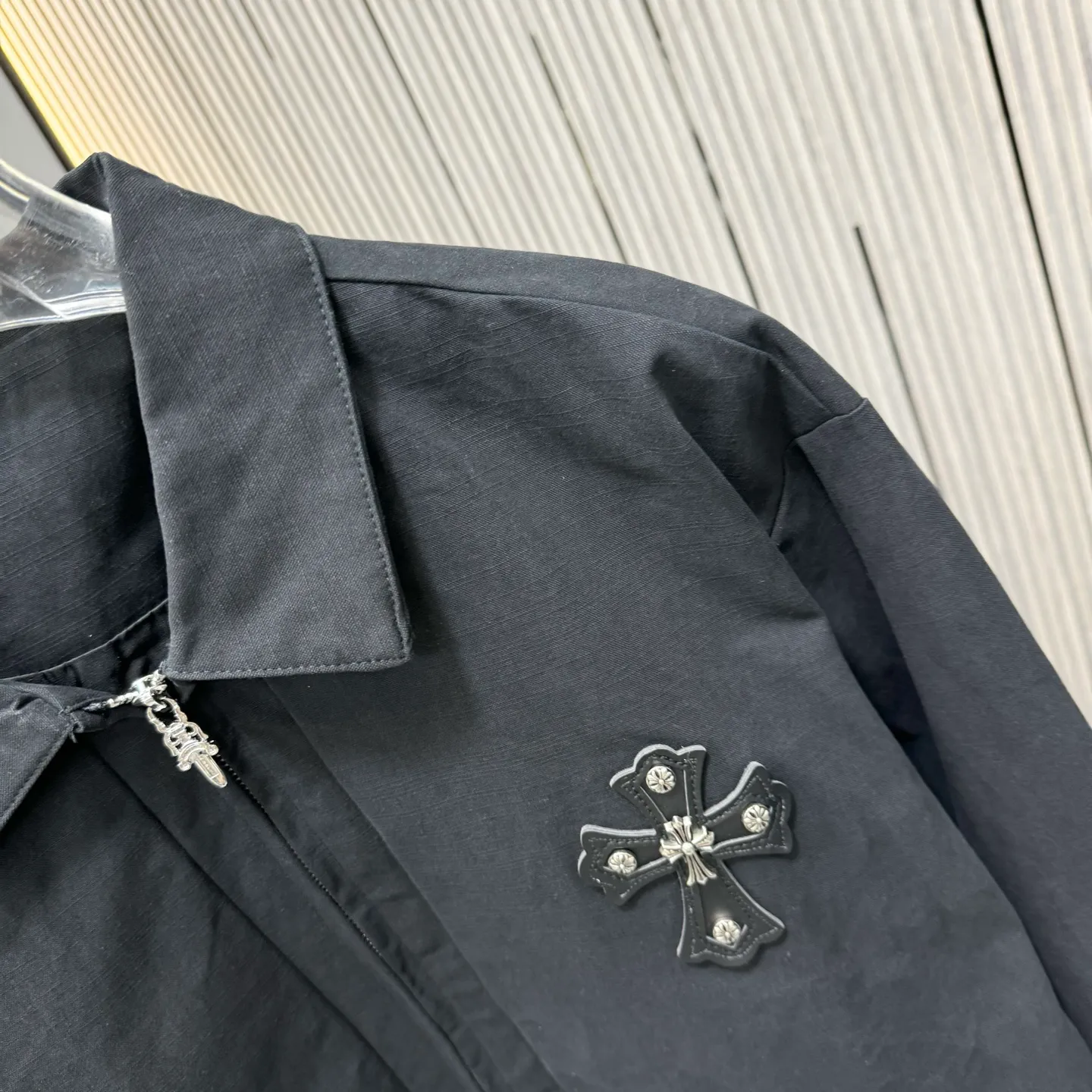 🅿️410 CH Croxin is first launched on the official website. It is rarely available through trade channels and overseas high-quality products are sold in limited quantities. An example of a classic jacket product, the trademark with dark patterns all over the body highlights the brand recognition. This jacket is both warm and lightweight. The latest model is launched in the same style at the counter. The ultra-authentic upper body instantly transforms into an oppa. The simple and fashionable three-dimensional tailoring has unique craftsmanship. The upper body effect is excellent and shows a confident temperament. In addition to daily leisure, it can also be worn for outdoor sports. It is also a good choice for travel. It is relaxed and casual and shows a masculine temperament. Color: Black Size: S/M/L/Xl/XXl